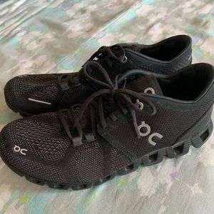 Only worn twice black ON Cloud womens tennis shoes